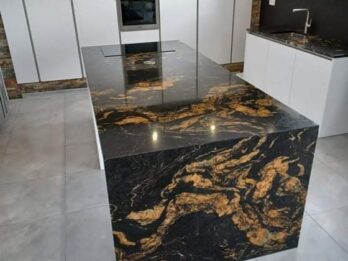 plan de travail en granit cosmic black poli