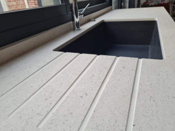 plan en dekton concrete effet pierre blanche