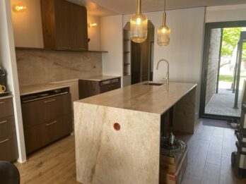 OK PLAN DE TRAVAIL ILOT ET JAMBAGE quartzite Taj Mahal finition adouci